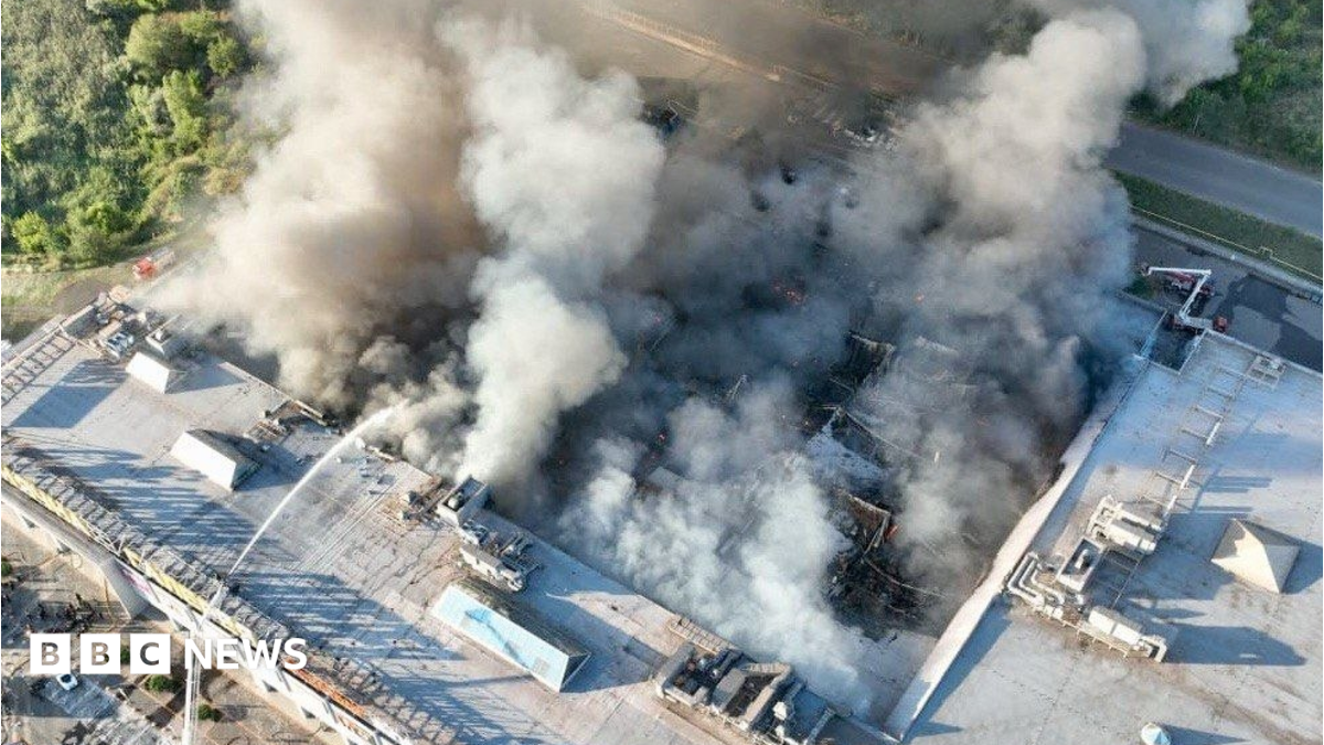 Russian drone strike on Ukrainian shopping centre kills 15