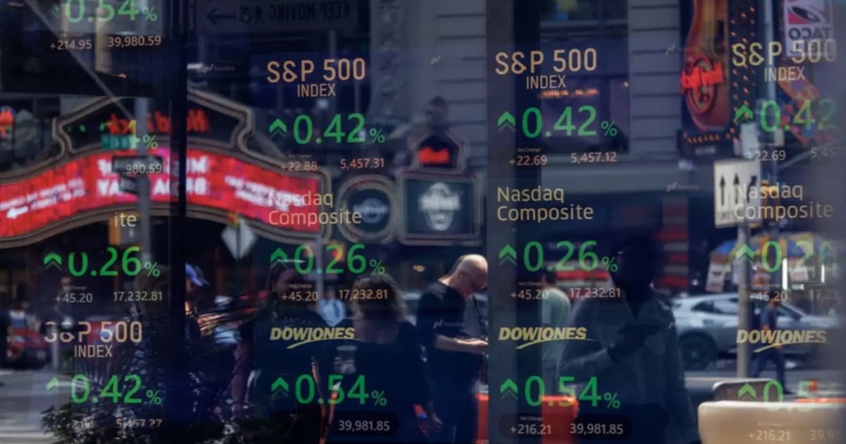 Wall Street gains momentum as oil prices cool inflation fears