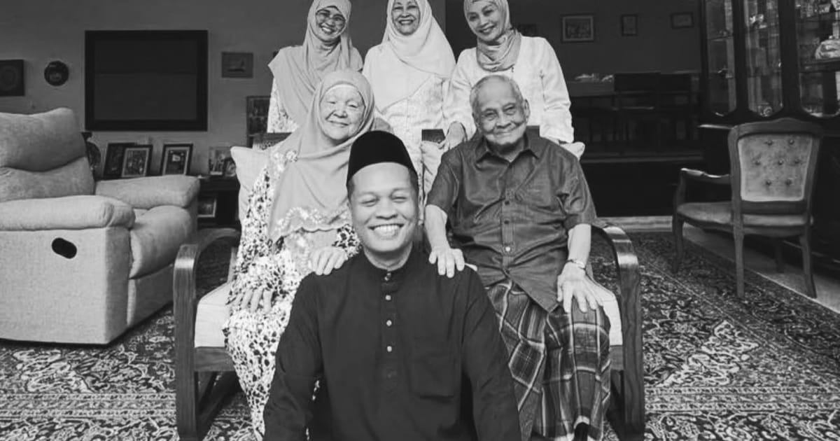 Nik Ahmad Nik Hassan, bekas setiausaha kementerian, meninggal dunia