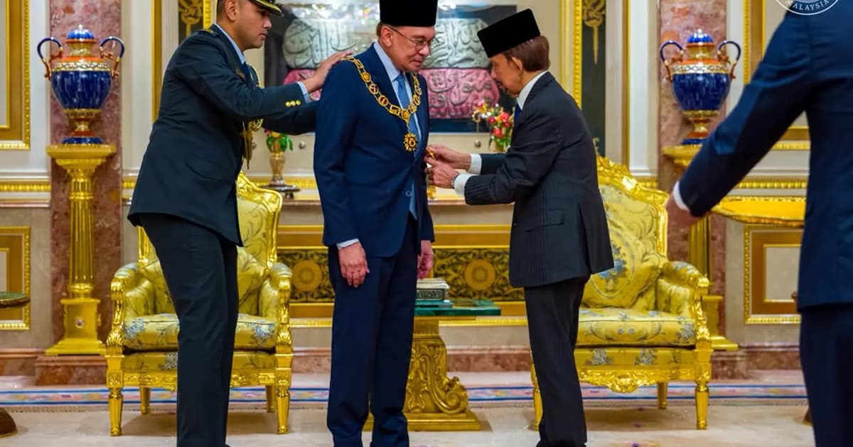 Anwar Menerima Darjah Kerabat Brunei dengan Gelaran Dato Laila Utama