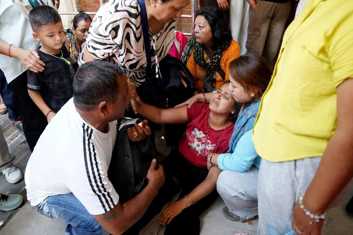 Nepal flood search continues as hundreds remain missing