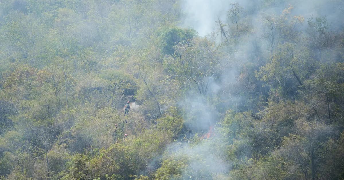 Wildfire threatens historic Colombian mountain town
