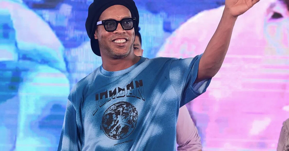 Ronaldinho makes surprise return to professional football with Italian third-tier club