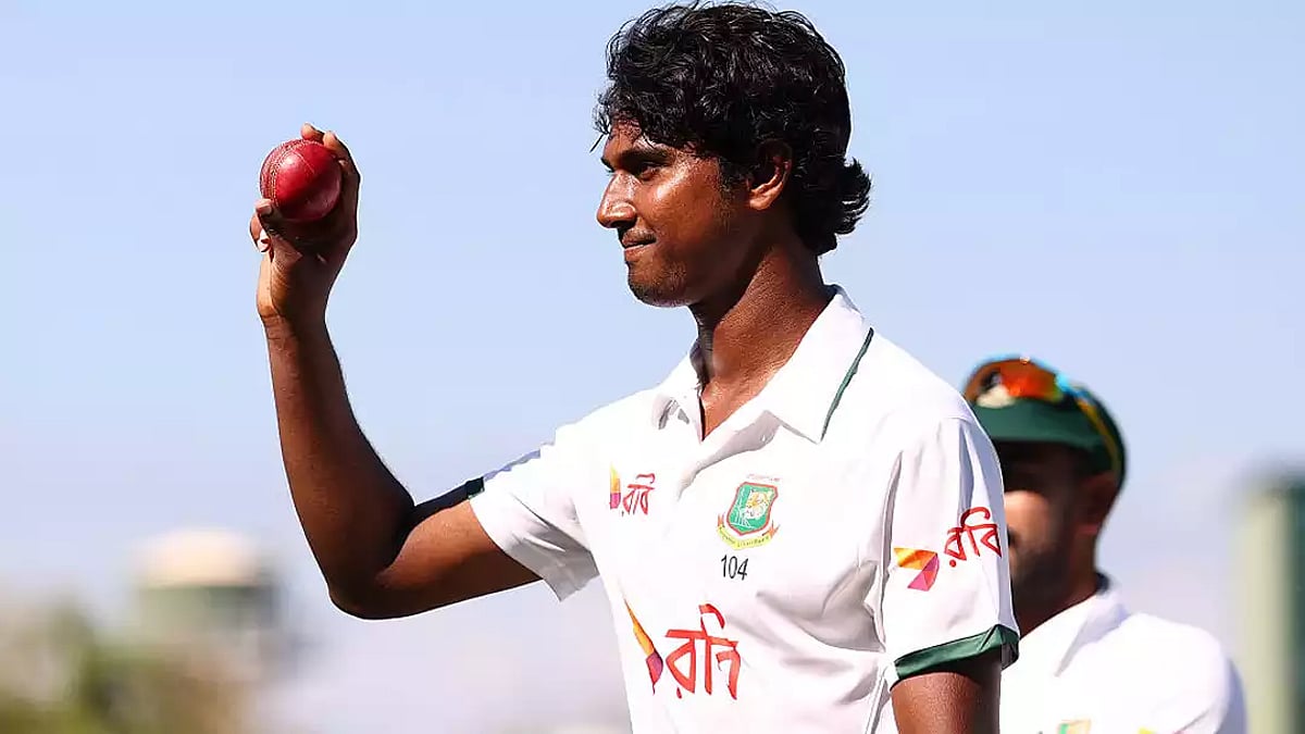 হাসান মাহমুদ বাংলাদেশের প্রথম দ্রুত গতির বোলার হিসেবে টেস্ট হ্যাট-ট্রিক অর্জন করেন