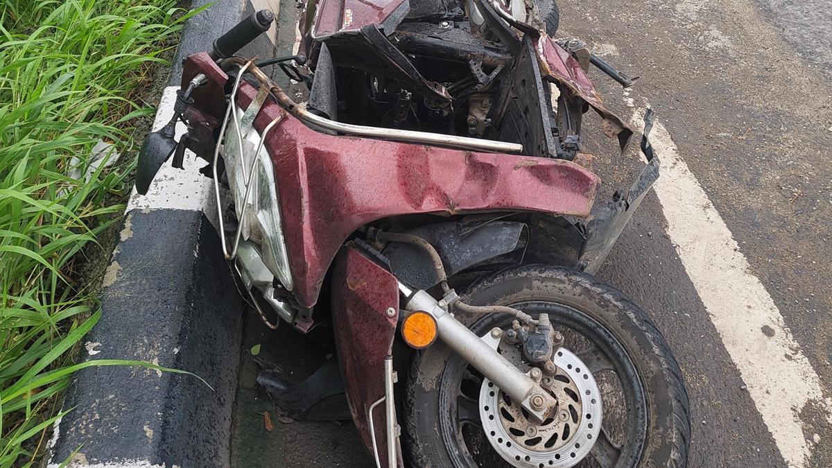 Kochi man dies after luxury car strikes scooter; minor driver held