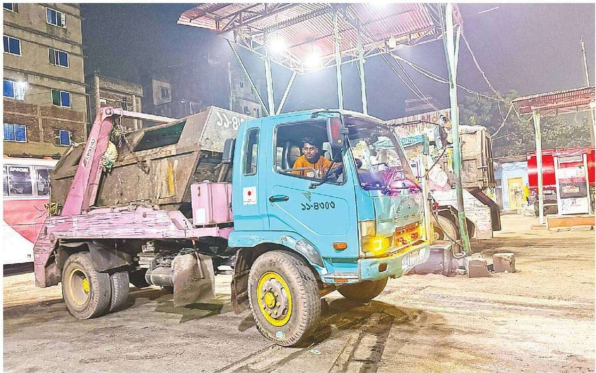 ডিএসএসসি: বেতন পান চালকরা, কিন্তু ড্রাইভিং করেন অপ্রশিক্ষিতরা
