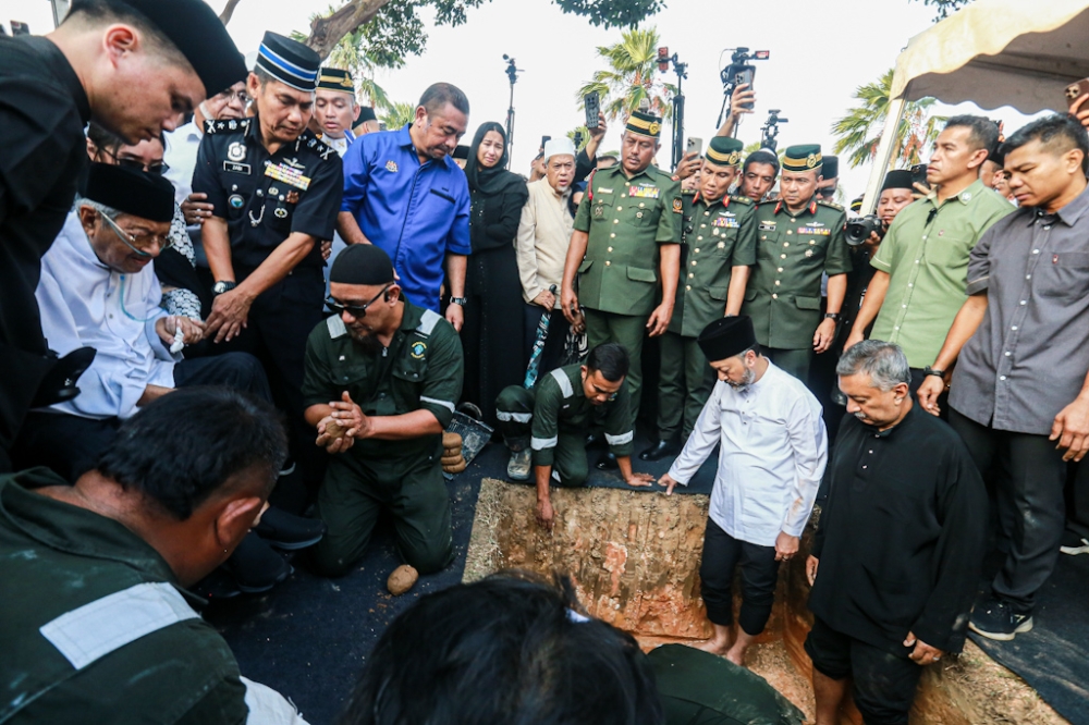 Dr Mahathir bids farewell to wife of seven decades