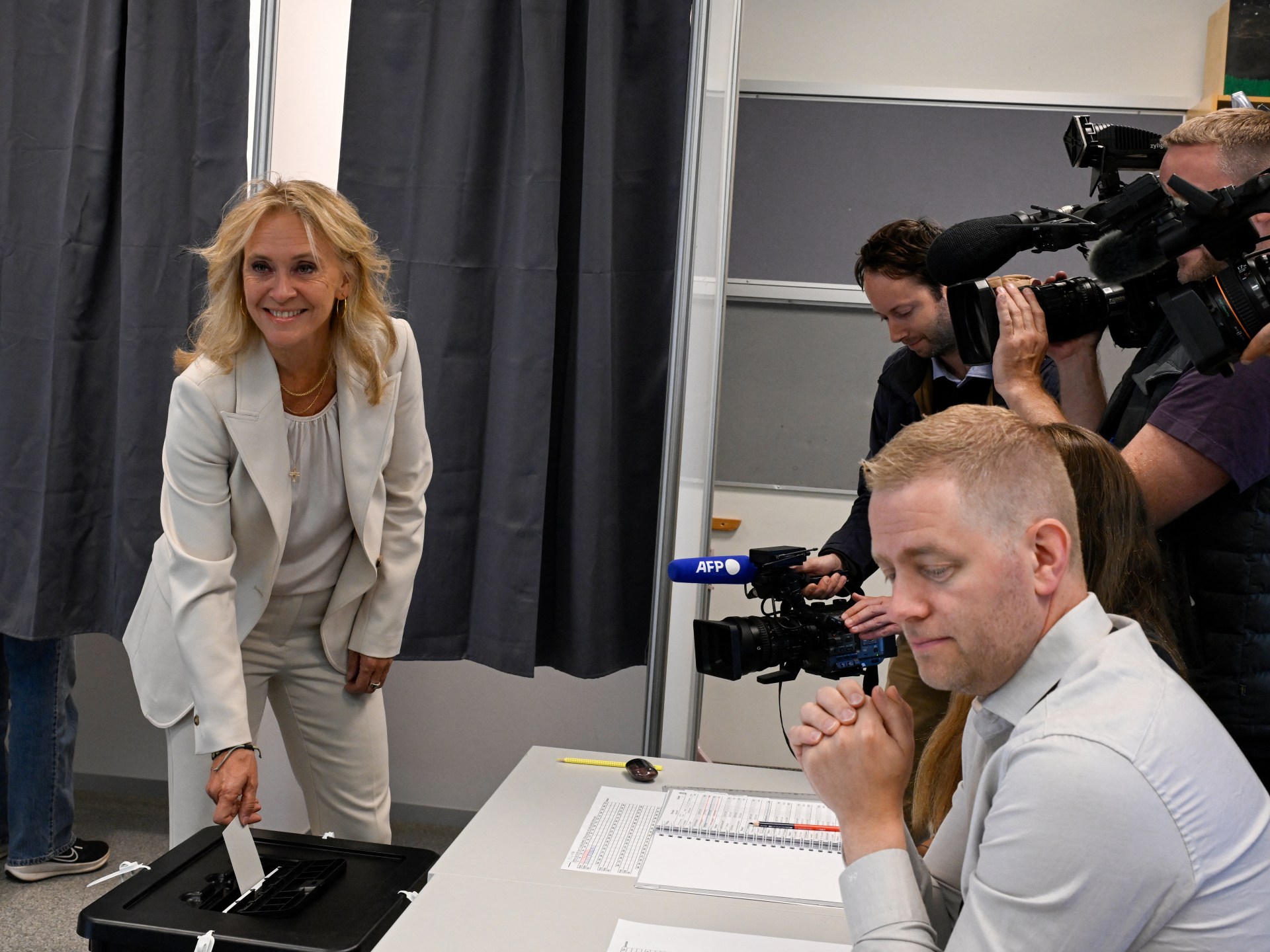 Iceland votes in tight referendum on European Union membership