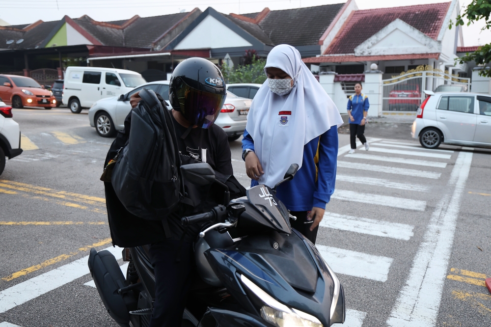 Sekolah di empat negeri dibuka semula, aktiviti luar ditangguhkan