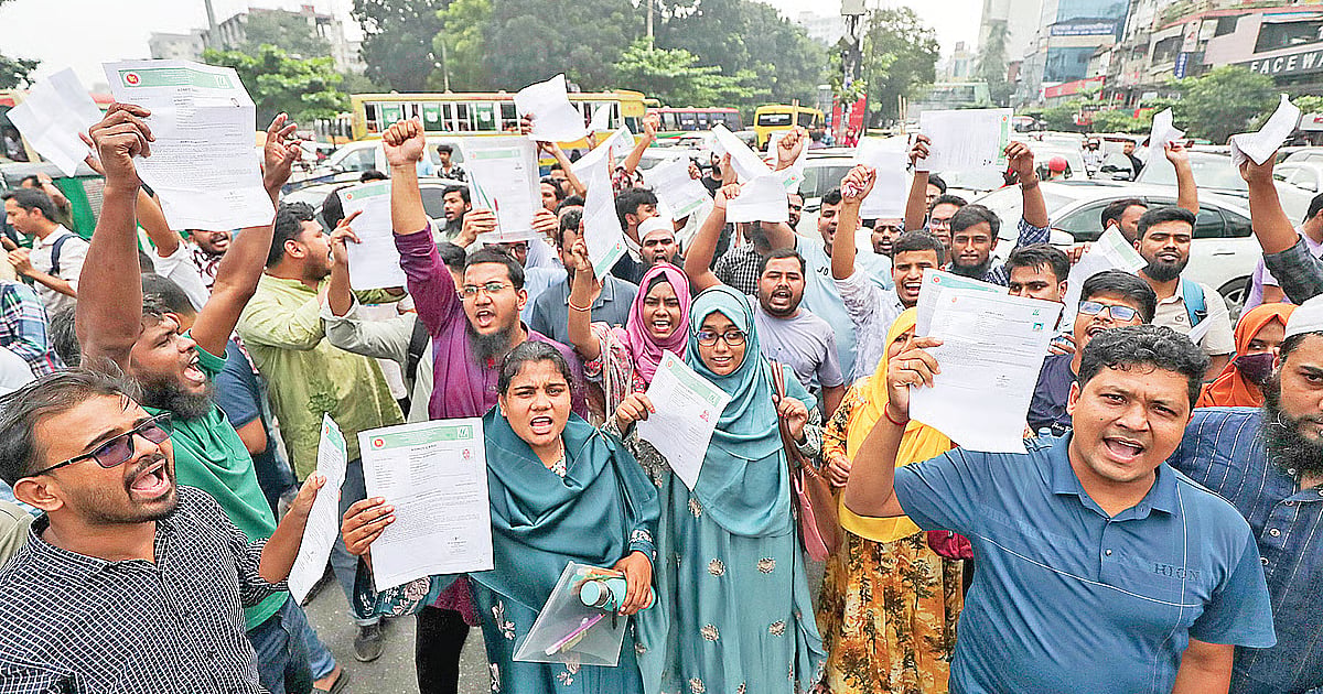 প্রশ্নপত্র ফাঁস বিতর্কের পর পুনরায় পরীক্ষায় ৫ হাজার ৩৮৬ জন উত্তীর্ণ