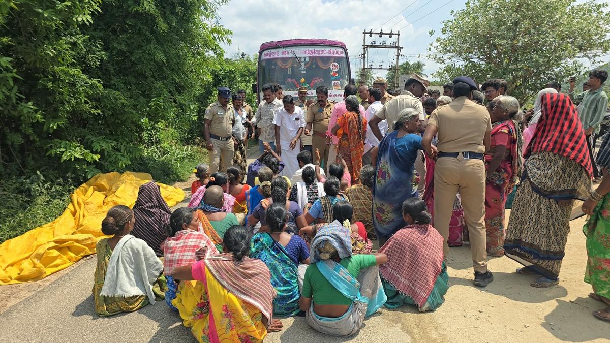 शराब दुकान हटाने की मांग को लेकर ग्रामीणों ने सड़क अवरुद्ध की