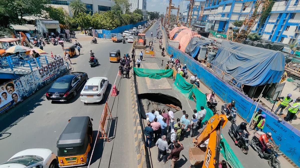 चेन्नई के टीडेल पार्क के पास सड़क धंसने से कार गड्ढे में गिरी