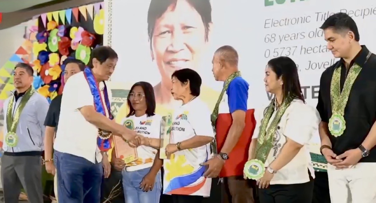 DAR grants over 1,100 land titles to Bicol farming families