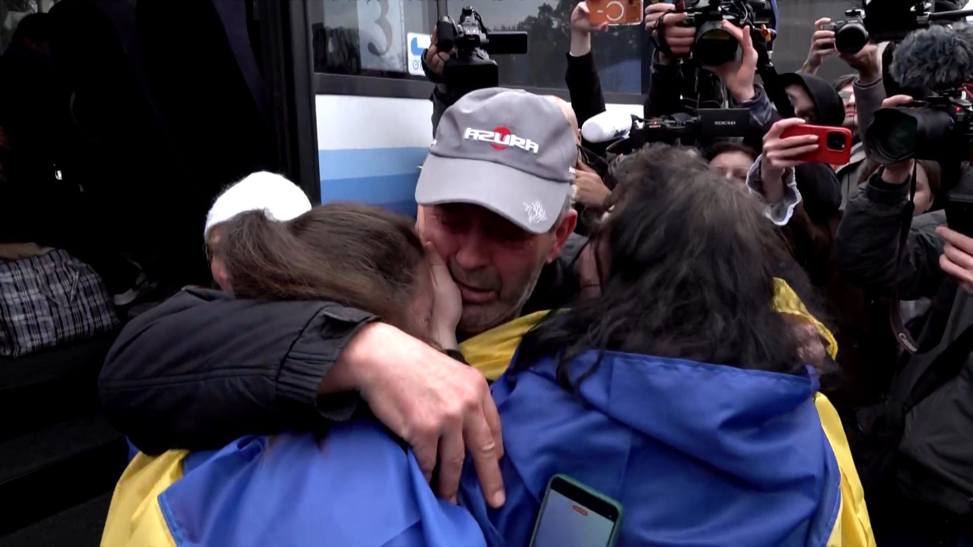 Ukrainian evacuees from Russian-held Oleshky reach safety in government territory