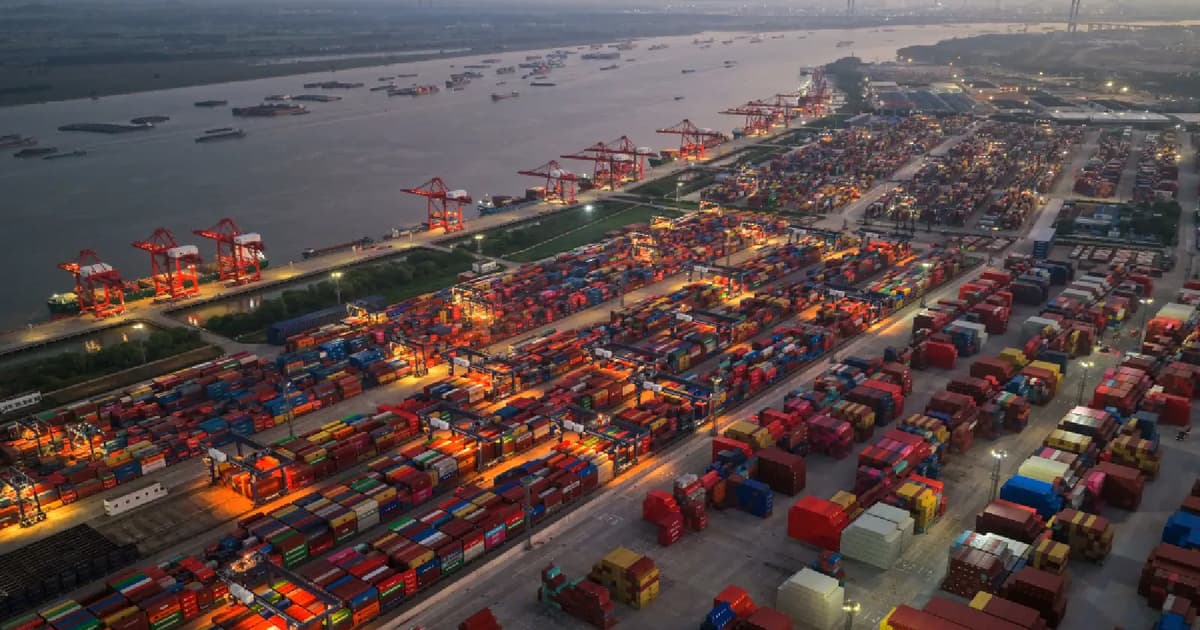 Perdagangan China melonjak dengan eksport dan import meningkat pesat