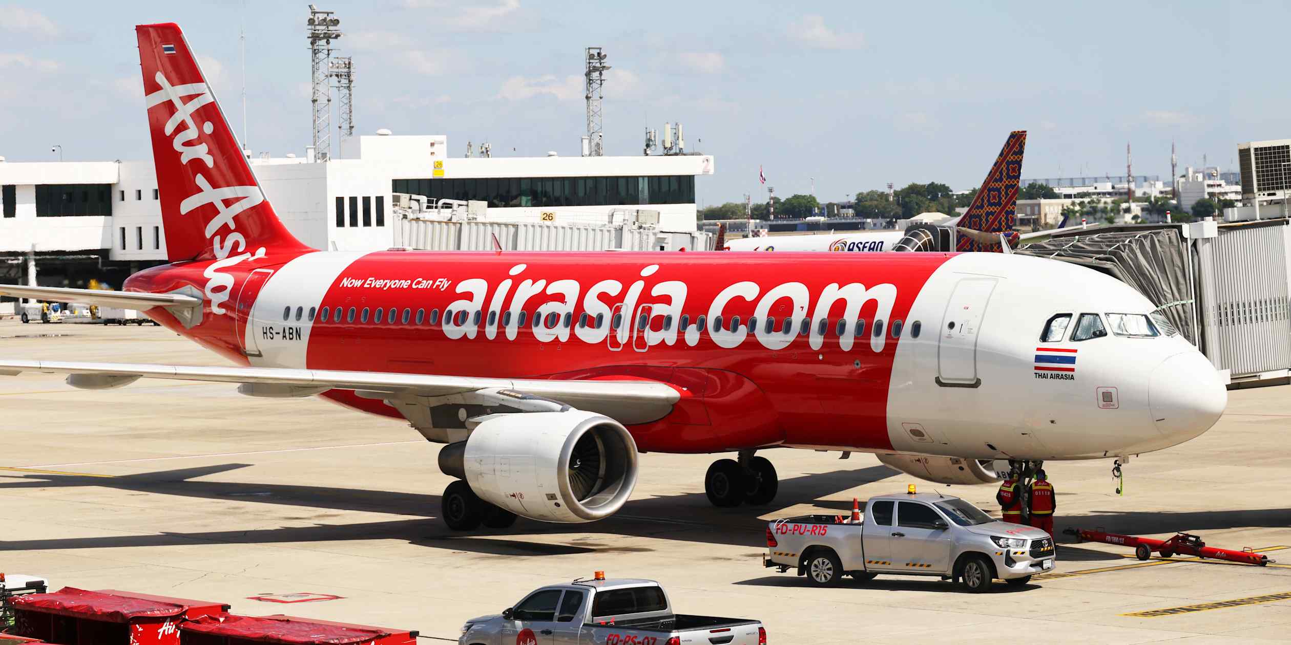 AirAsia targets $1 billion financing deal as fuel costs mount