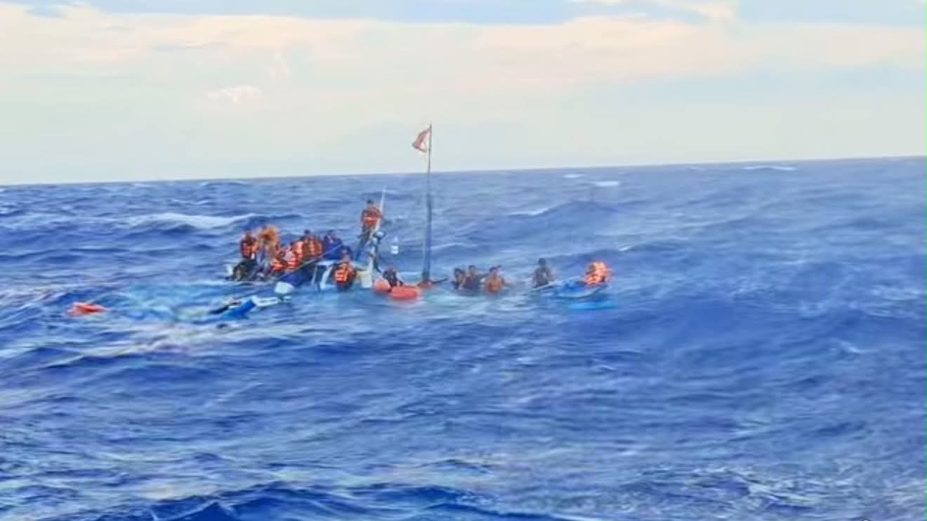 17 passengers rescued after outrigger boat capsizes off Cagayan