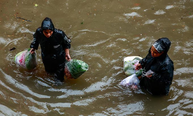 Bangkok flooding displaces tens of thousands as heavy rains persist