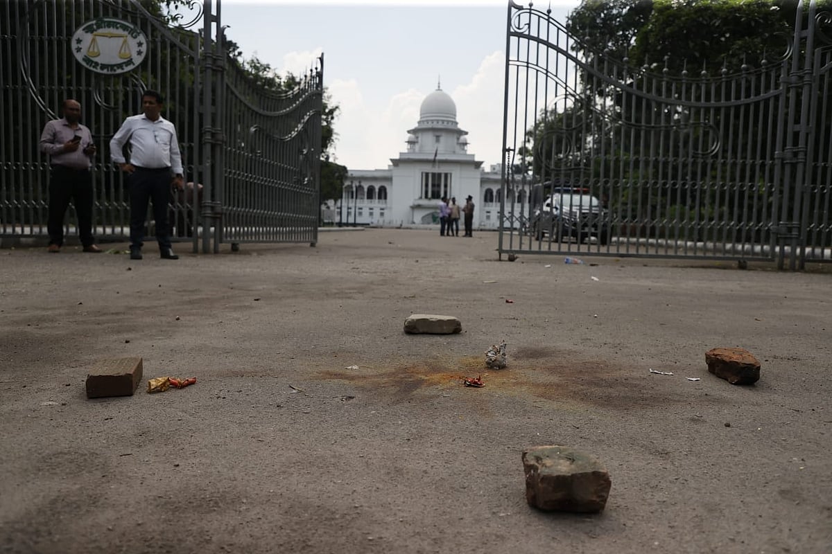 Explosion at Supreme Court Main Gate in Dhaka