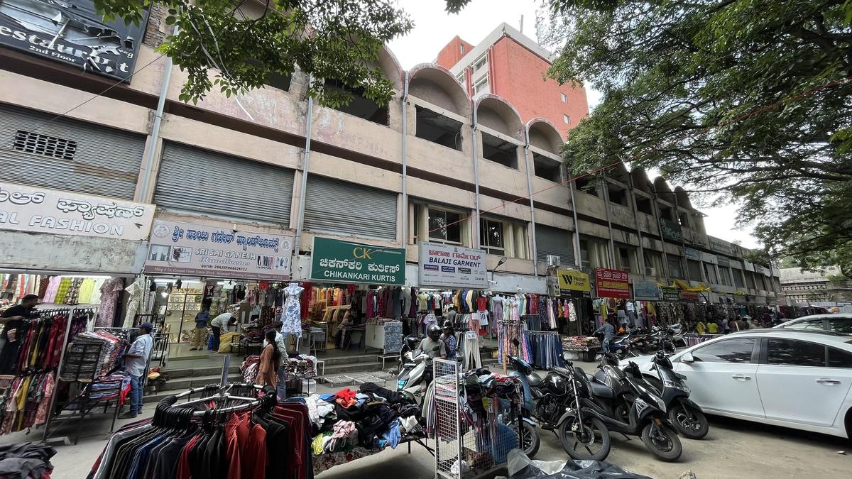 जयनगर बाजार का पुनर्विकास अधूरा, चार टावरों में से एक ही बना
