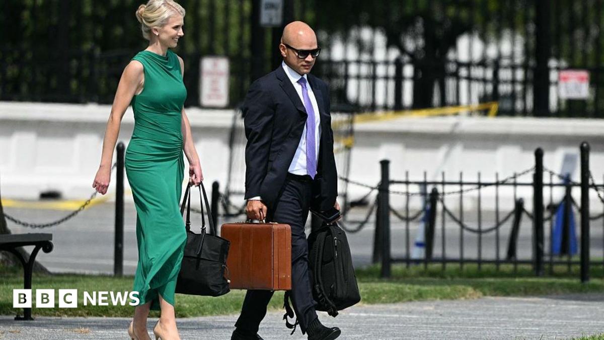 Trump distributed $45,000 in cash gifts to White House aides