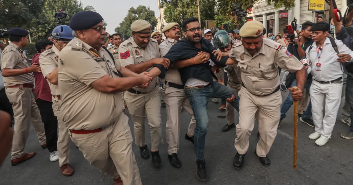 Gerakan 'lipas' India: Ribuan ditahan dalam protes Delhi terhadap suruhanjaya pilihan raya