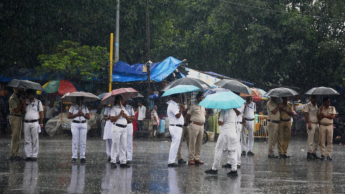 Heavy downpour paralyzes Kolkata and south Bengal, triggers massive waterlogging