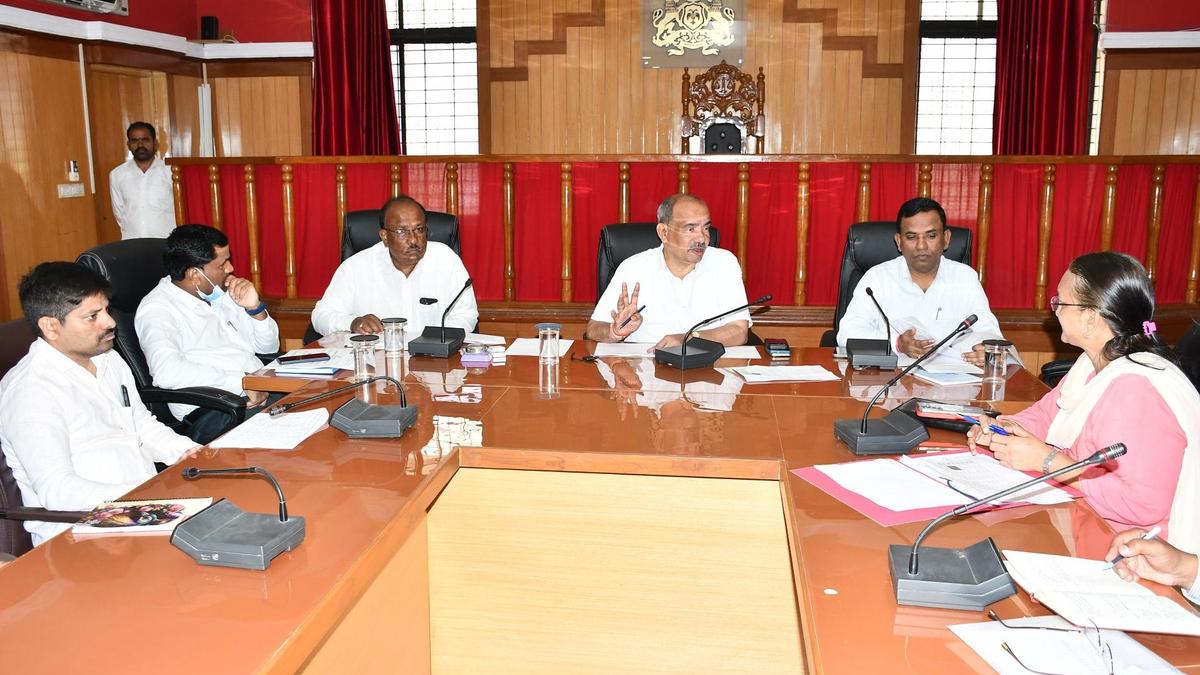 Karnataka DC directs officials to address water, fodder crisis in drought-hit Gadag