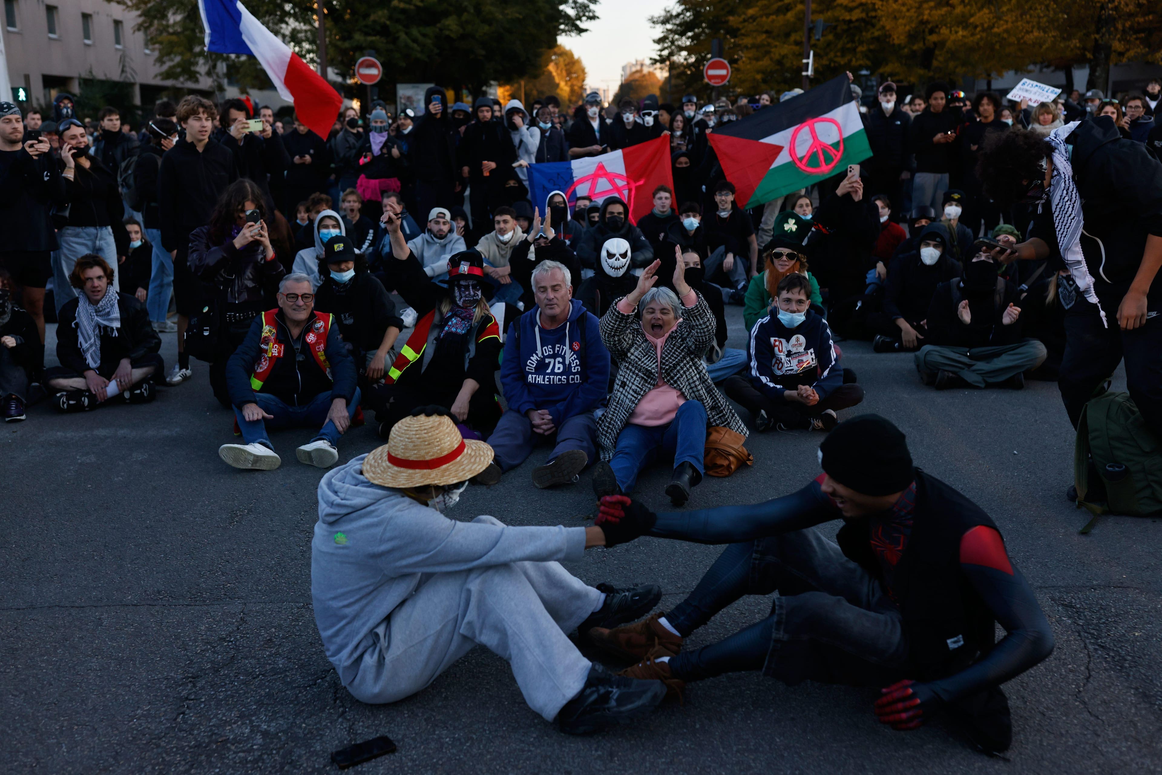 French protests against living costs draw 320,000 as momentum wanes