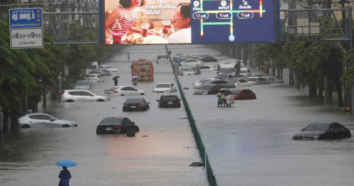 Flooding sweeps all Bangkok districts, displaces thousands