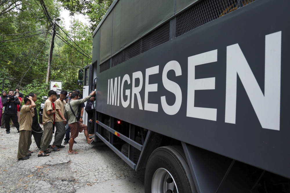 Jabatan Imigresen serbuan 19 lokasi di Janda Baik, tangkap 65 warga asing