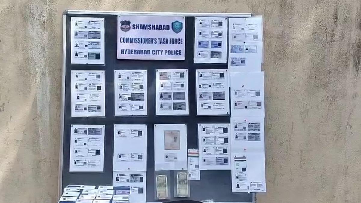 आधार-पैन कार्ड में बदलाव के आरोप में व्यक्ति गिरफ्तार, ₹300 में बदलते थे जन्म तारीख