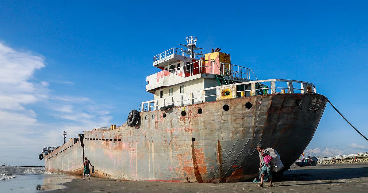 Vessel fractures at Patenga as sandbar accumulates around wreck