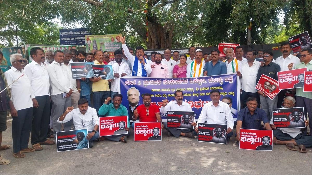 Mandya residents protest against Kumaraswamy's critical remarks on Kharge