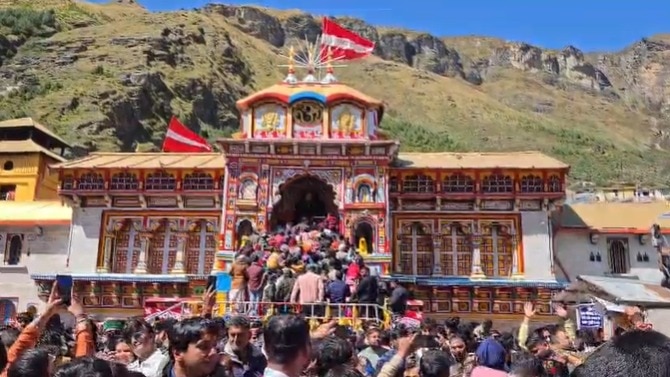 Badrinath draws 60,000 pilgrims during fortnight of ancestral veneration