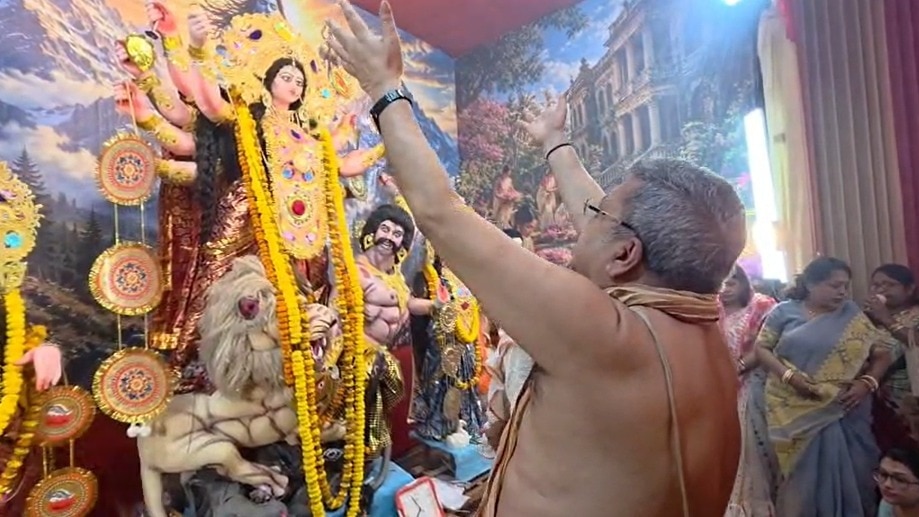 श्रीरामपुर के सांसद कल्याण बनर्जी महाष्टमी पूजा में भावुक, संधि पूजा का वीडियो वायरल