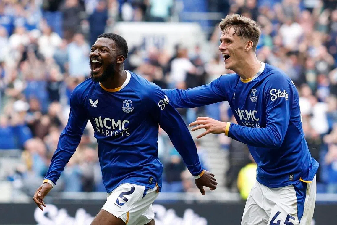 Maitland-Niles strikes late as Everton draws with Manchester United