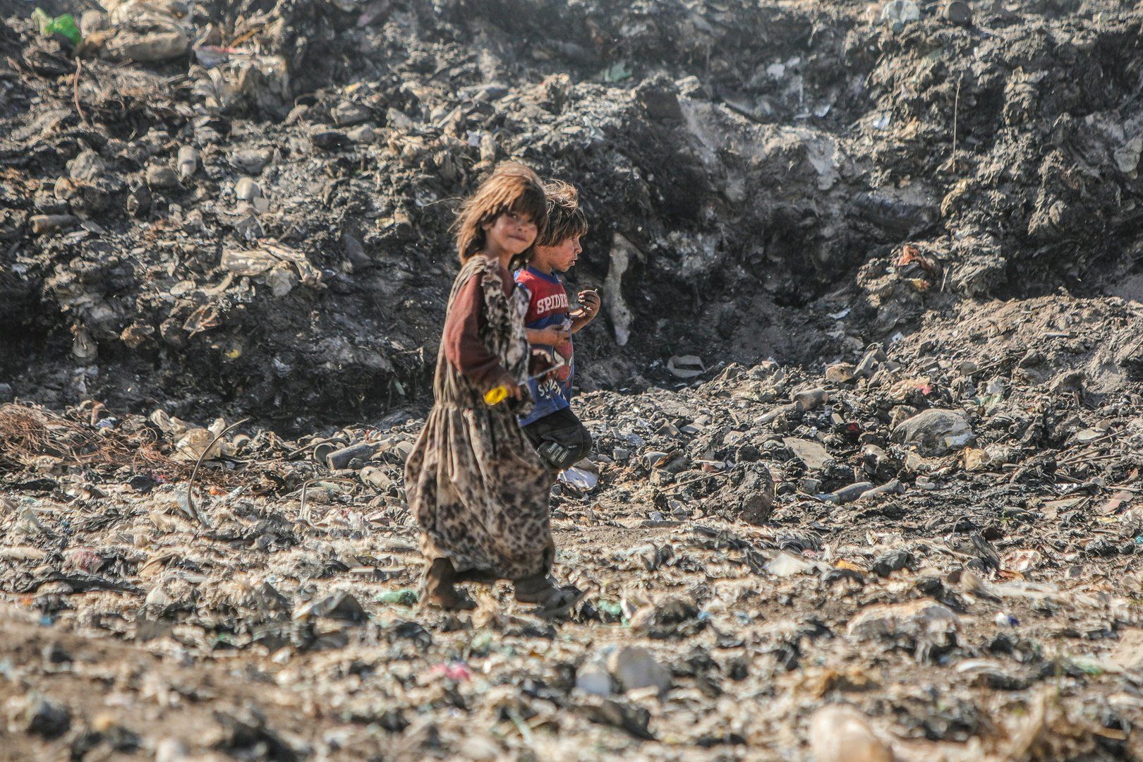 Syrian refugees scavenge burning refuse heaps for survival income