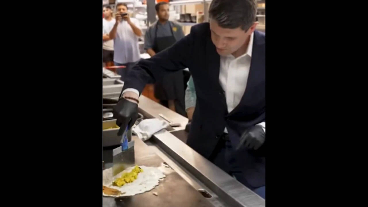 Texas Democrat gains Indian-American support with dosa cooking stunt