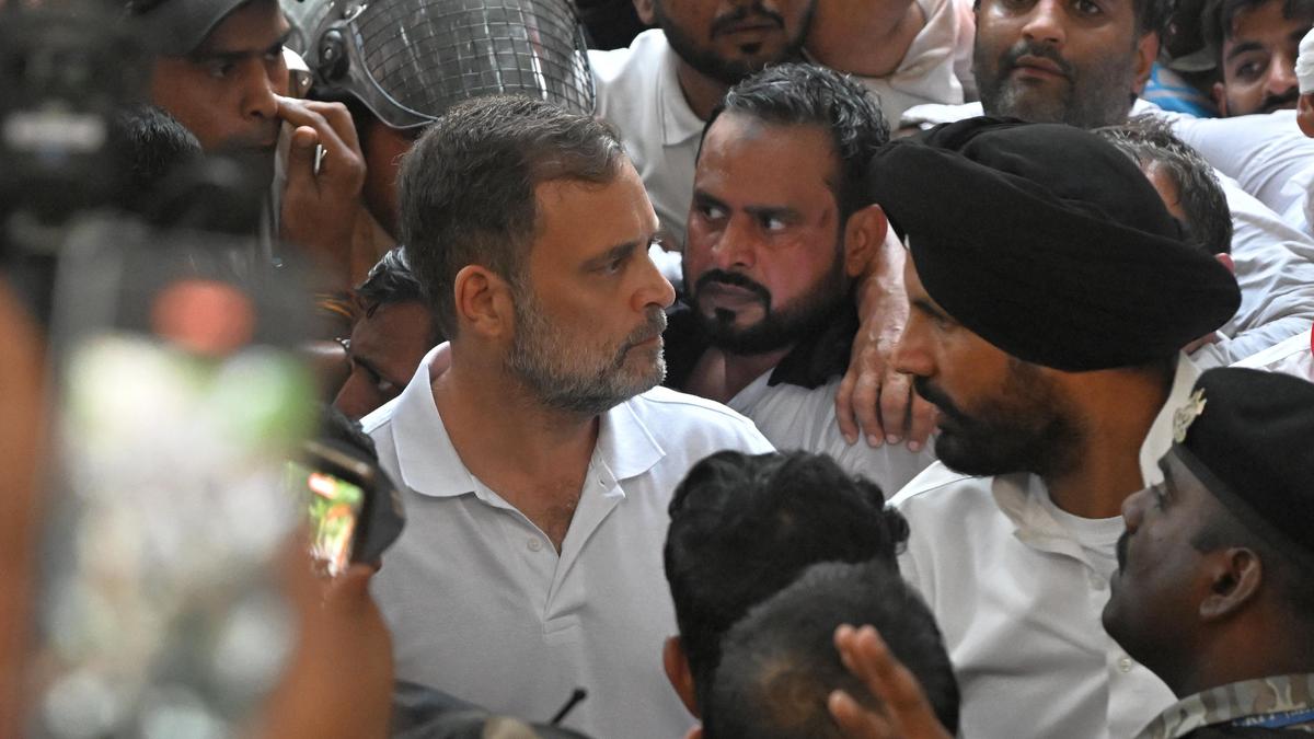 Opposition parties plan march to Rashtrapati Bhavan over poll chief row