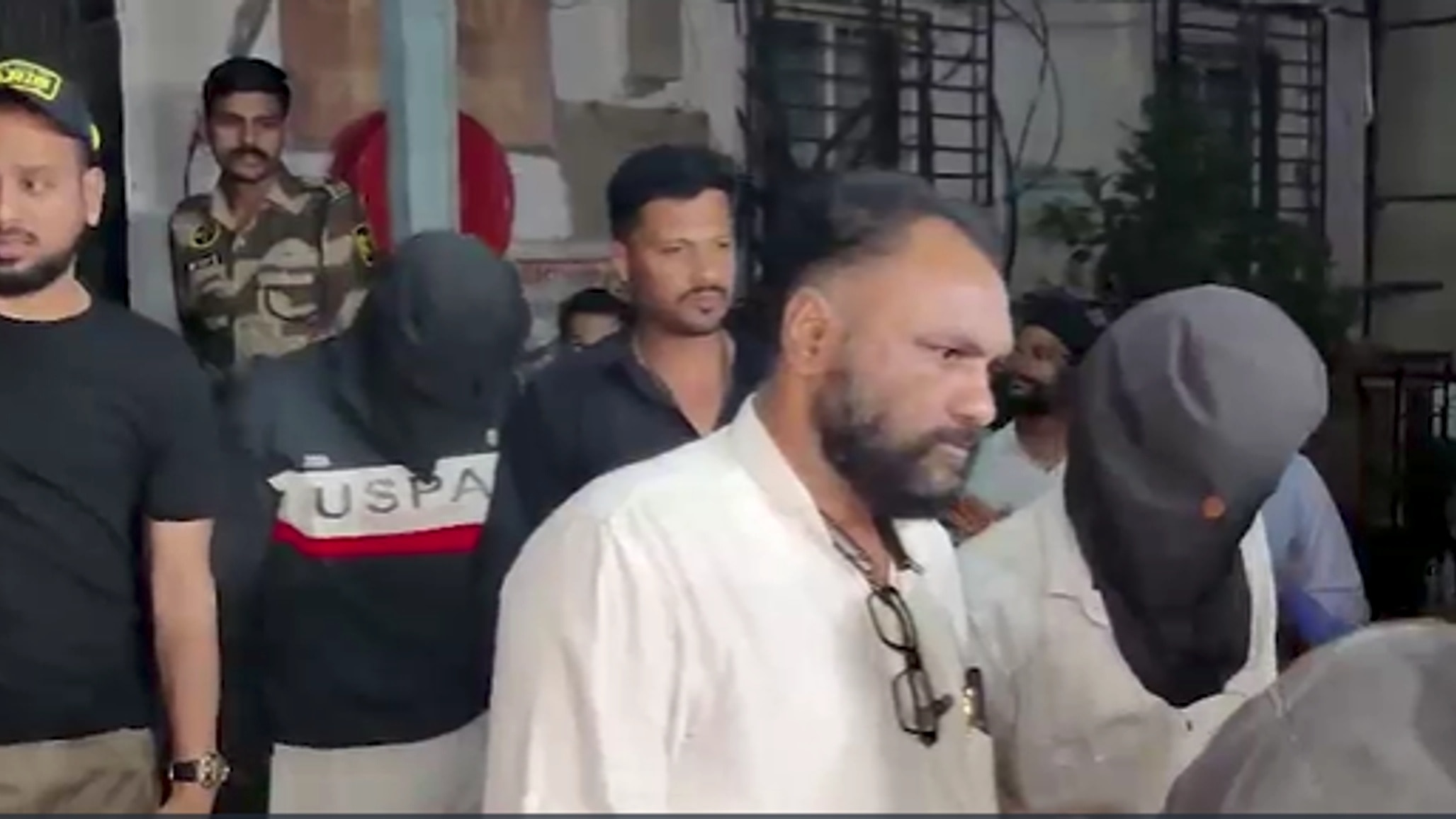 टाइगर श्रॉफ फायरिंग केस: तीनों आरोपी मुंबई पहुंचे, पुलिस पूछताछ शुरू