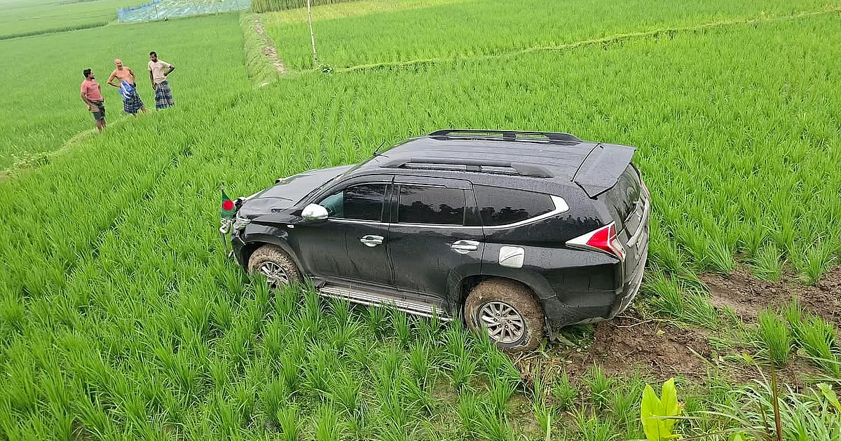 বগুড়ায় রাজ্য মন্ত্রীর গাড়িতে বিধবস্ত নারী মৃত্যু