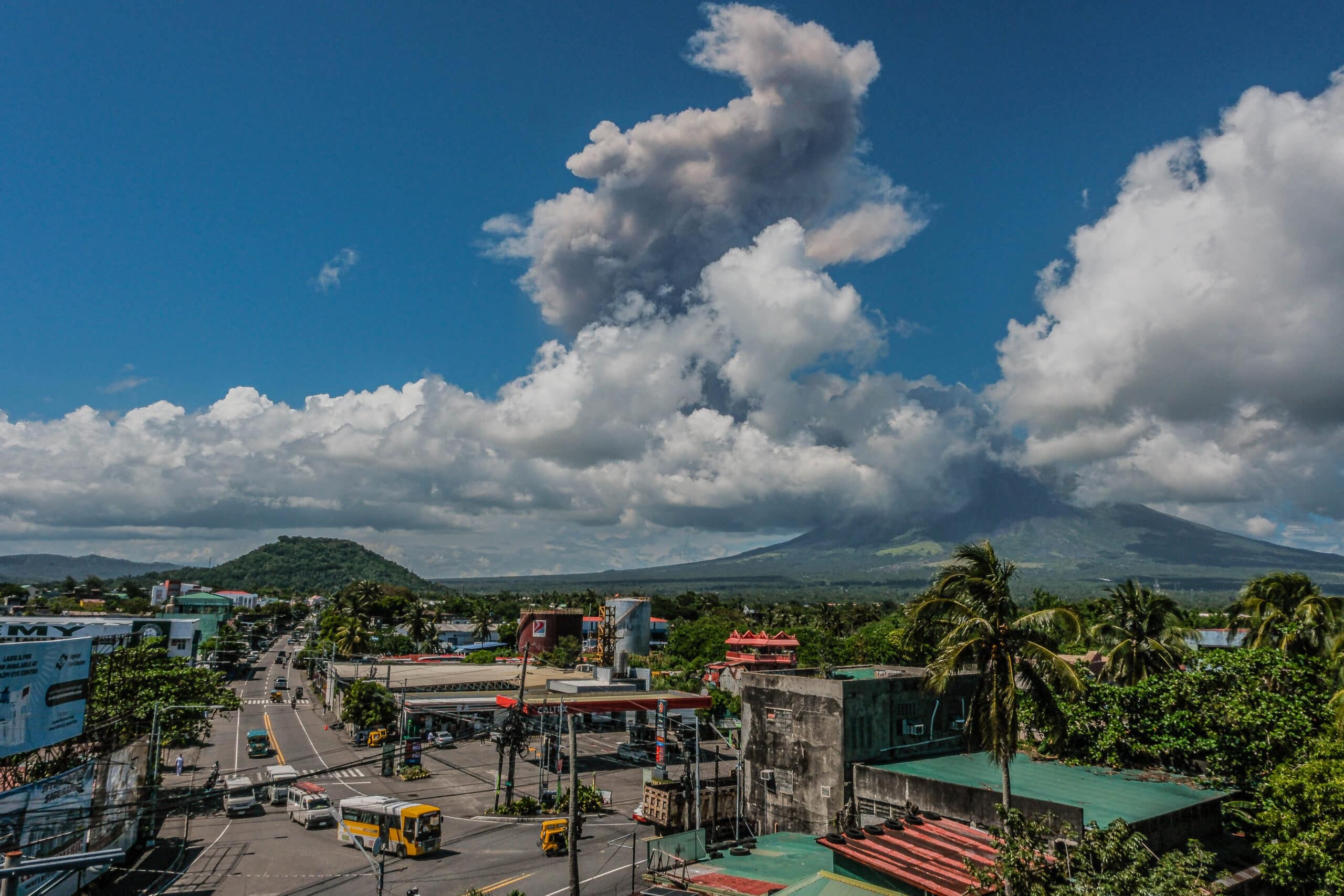 Pagsabog ng Mayon, pinilit na evakuahin ang mga residente sa Albay