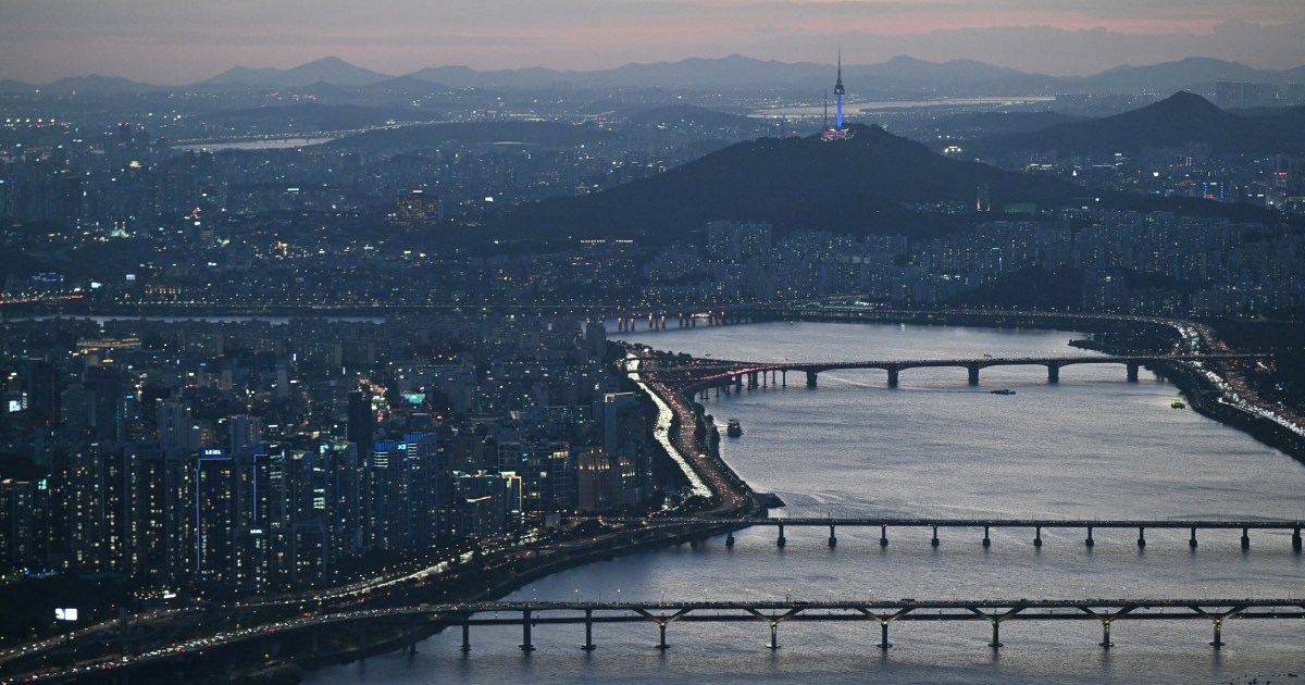 South Korea's Economy Outpaces Forecasts on AI-Driven Semiconductor Surge
