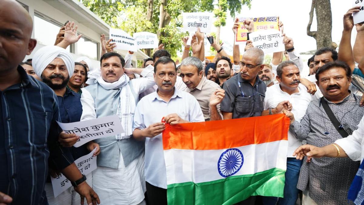 Delhi Police detain Kejriwal during protest march to Jantar Mantar