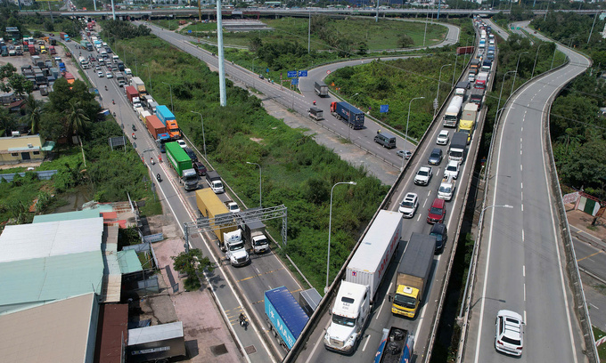 Glass cargo spill snarls weekend traffic on Ho Chi Minh City expressway