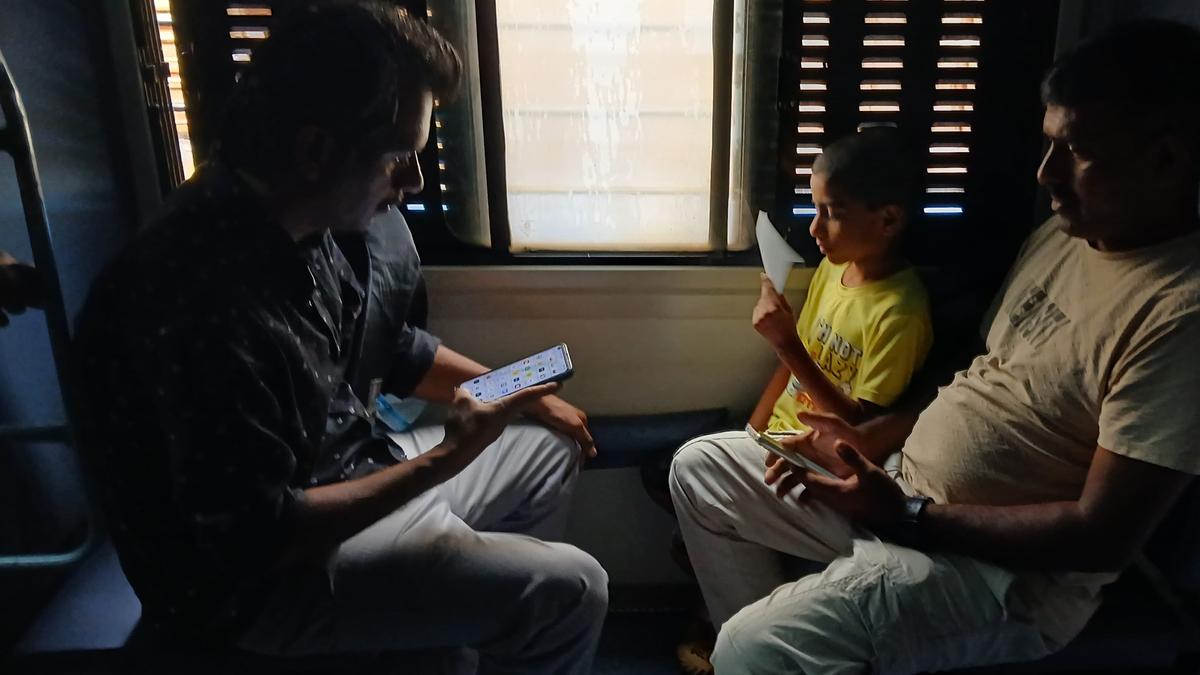 रेलवे परिसर में स्पीकर मोड में फोन का इस्तेमाल अब दंडनीय अपराध