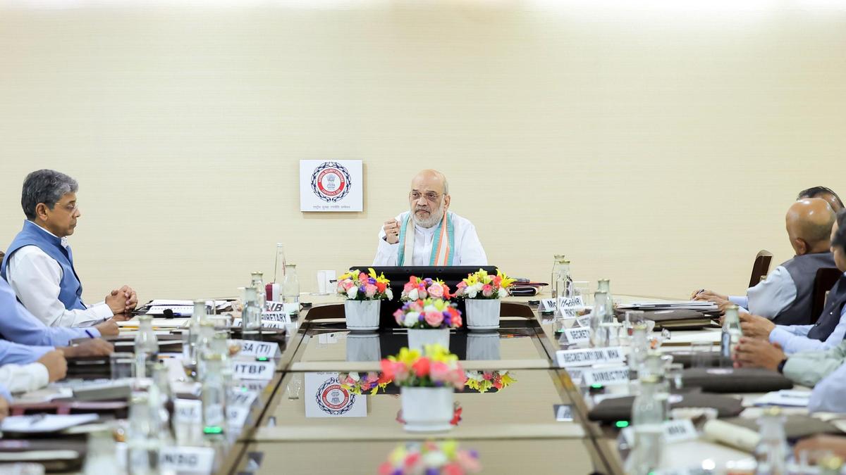 खतरों को बड़ा होने से पहले खत्म करें: अमित शाह का सुरक्षा एजेंसियों को निर्देश