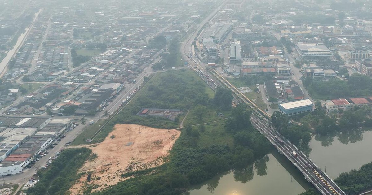 Haze forces diversions of five flights from Johor airport, including minister's
