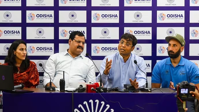 Hockey India in turmoil as former captains stage Delhi protest